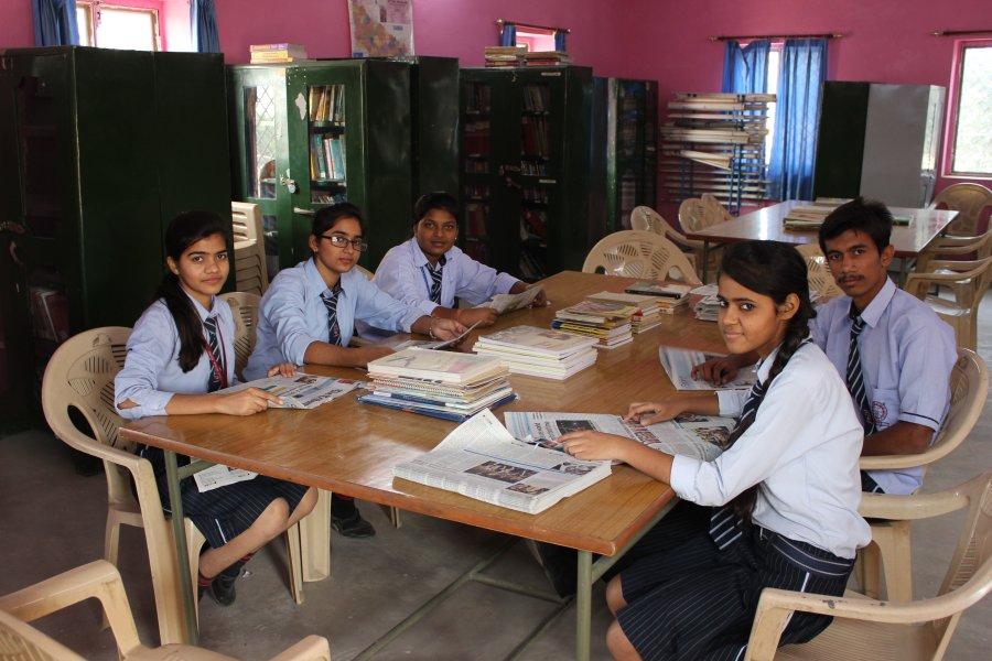 Schüler in einem Klassenzimmer der Shiv India Public School.